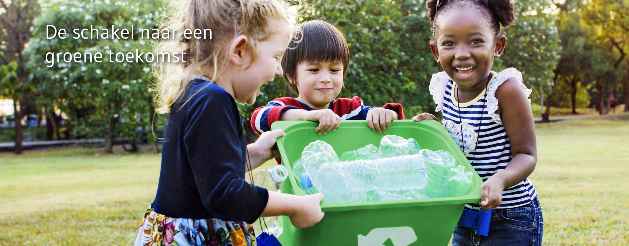 lachende kinderen recycleren plastiek flessen voor een duurzame  toekomst