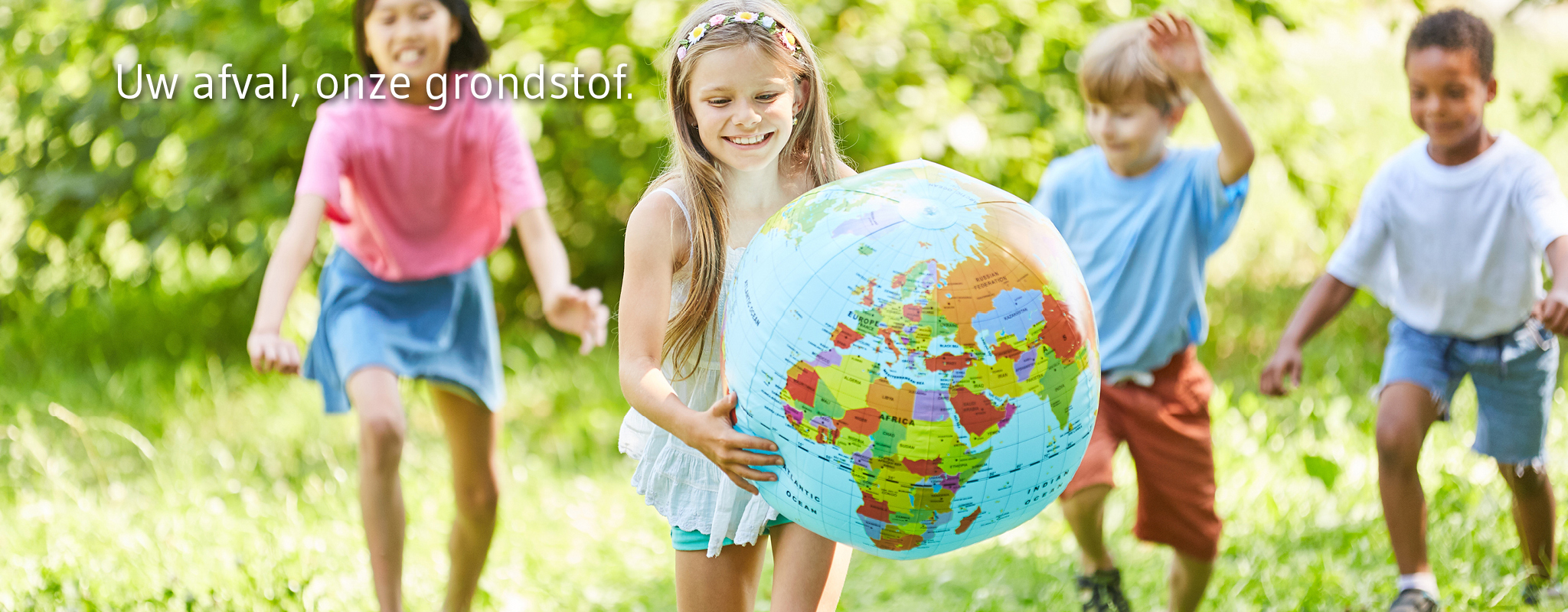 lachende kinderen met wereldbol zien een groene toekomst